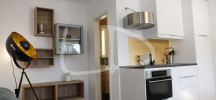 Appartement moderne avec kitchenette et salon.png